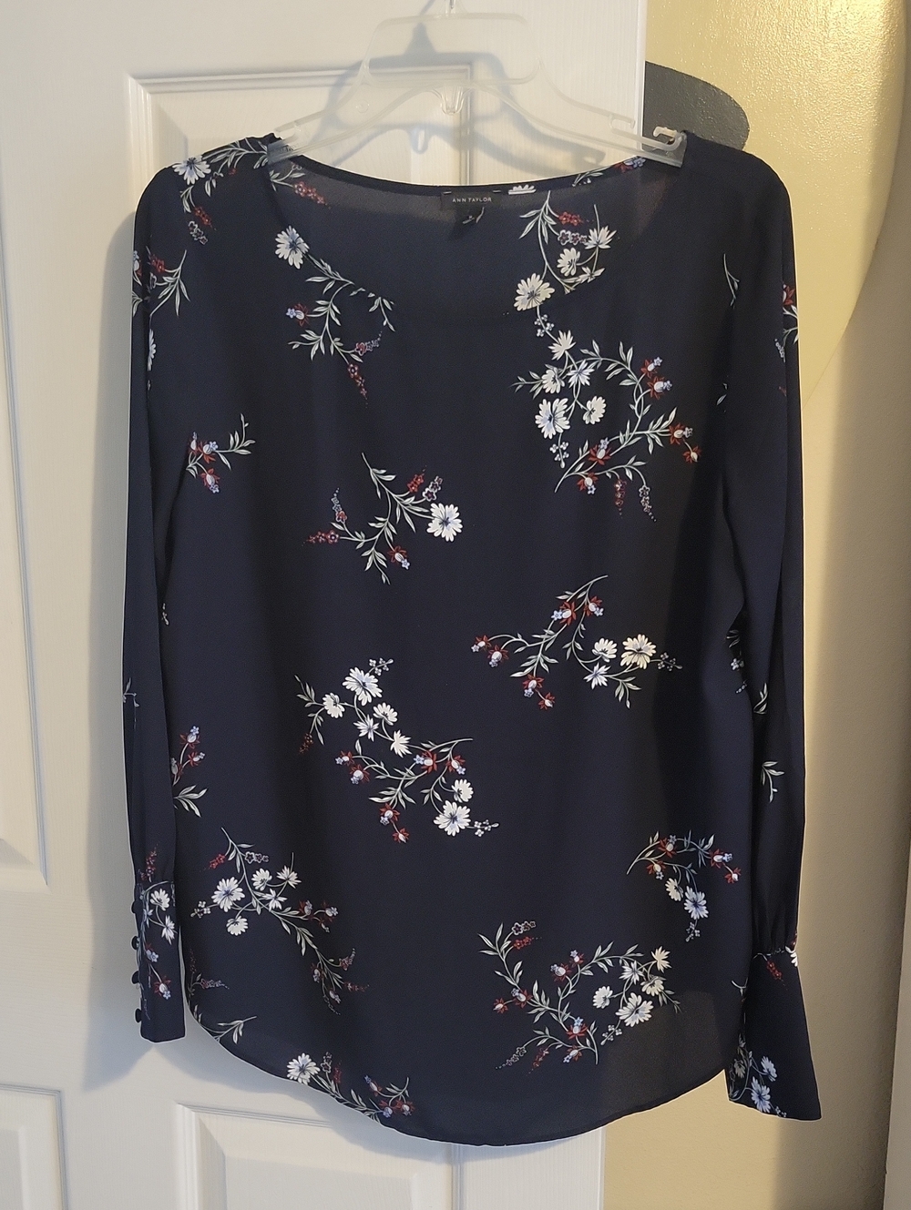 Ann Taylor SzM Blk Floral Scoop Neck Blouse with Red Accents Lg button cuff